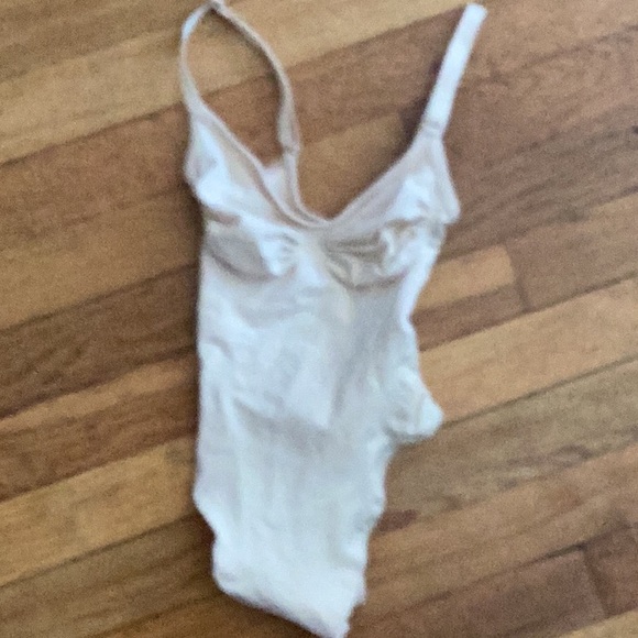 SKIMS seamless sculpting thong Bodysuit, bone size Small new without tags - Picture 3 of 6